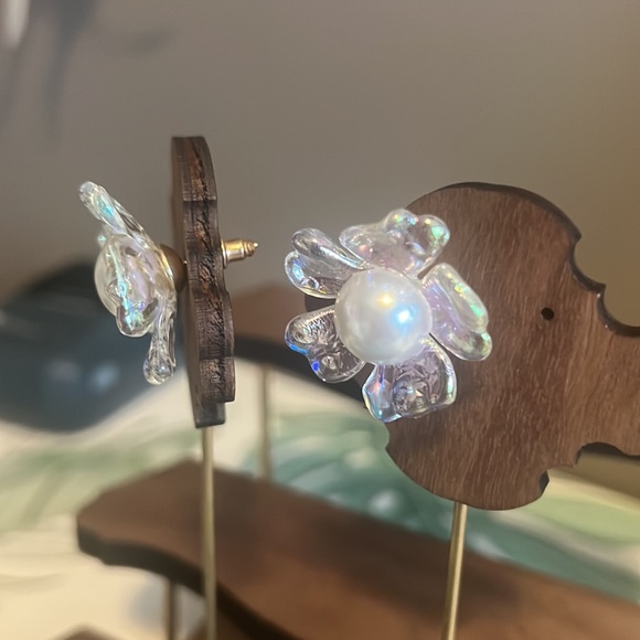 Pastel Iridescent Flower Crystal Pearl Earrings - Picture 4 of 6